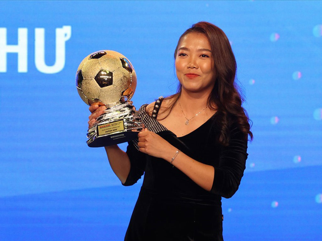chuyen-gia-hai-can-gi-vuong-mien-voi-fan-viet-thi-hoang-loan-thanh-nha-huynh-nhu-da-toa-sang-hon-ca-hoa-hau-roi3